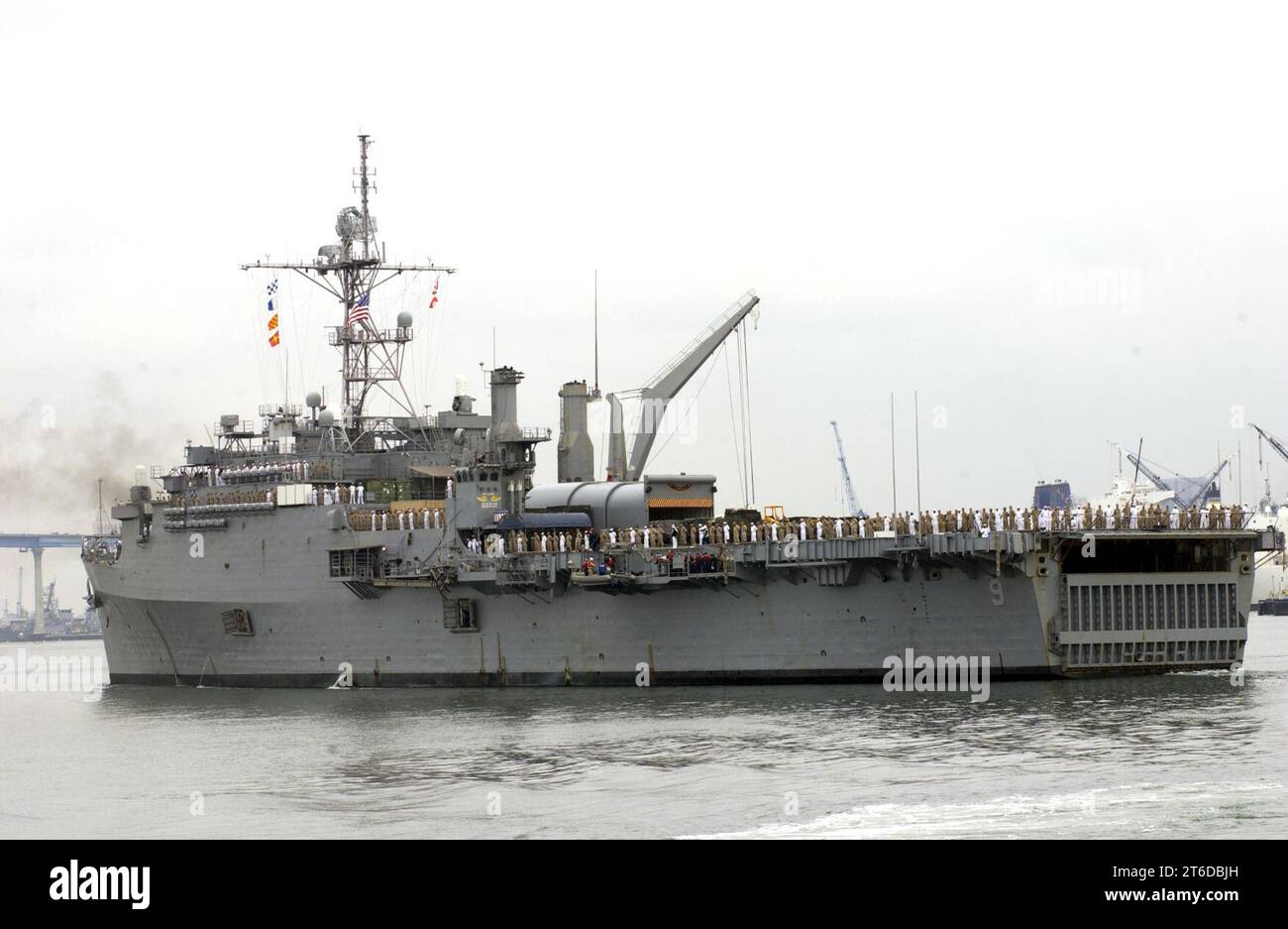 La USS Denver (LPD-9) parte da San Diego 2004 Foto Stock