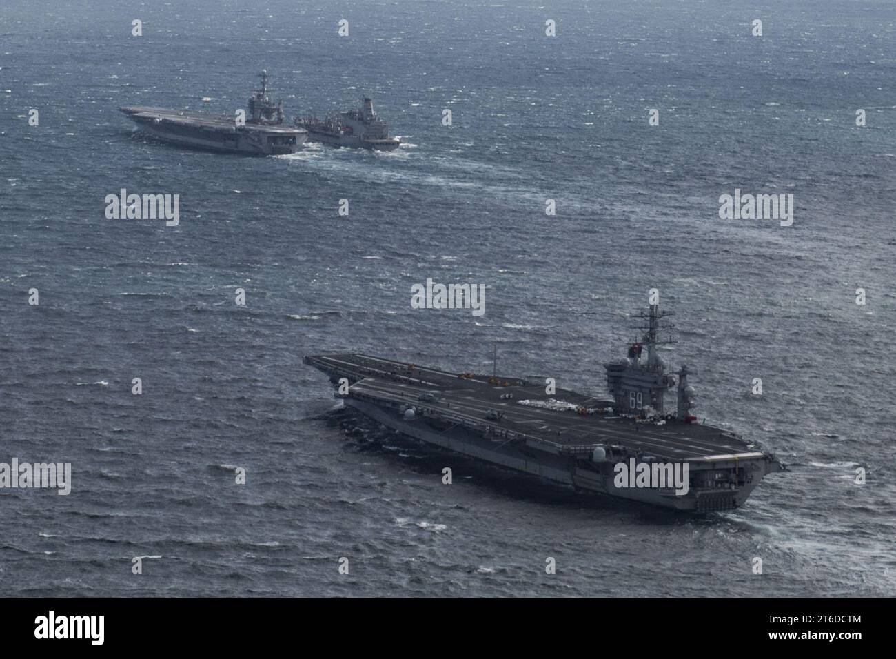 USS Dwight D. Eisenhower (CVN-69) e USS George Washington (CVN-73) sono in corso con USNS Leroy Grumman (T-AO-195) nell'aprile 2016 Foto Stock