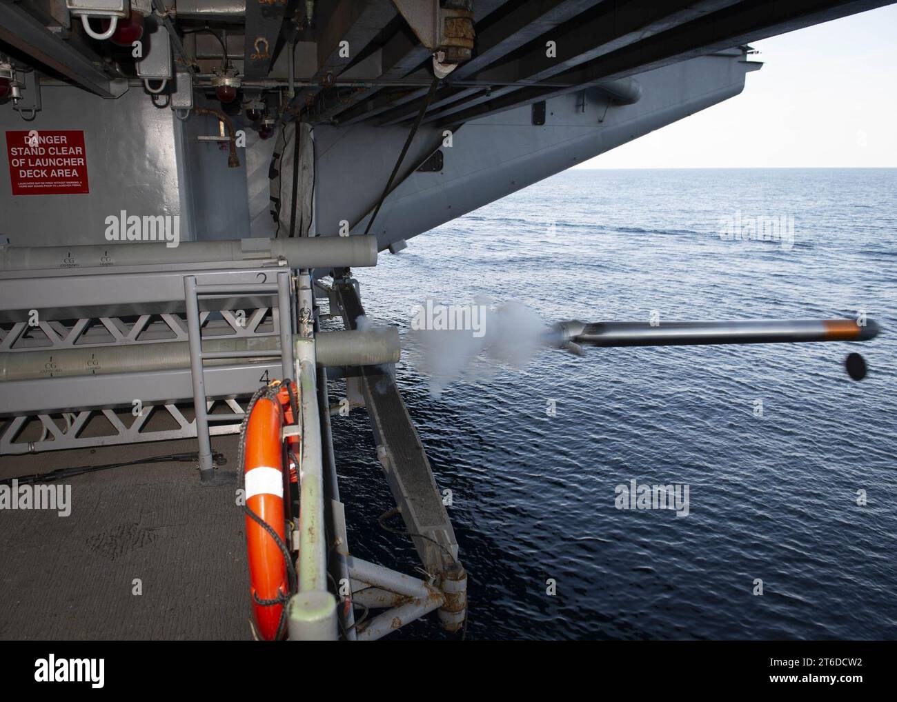 L'USS Dwight D. Eisenhower (CVN-69) lancia un siluro anti-siluro nell'Oceano Atlantico l'11 agosto 2019 Foto Stock