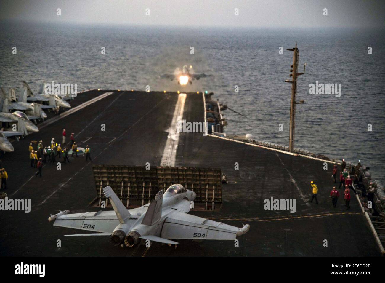 USS Dwight D. Eisenhower conduce operazioni di volo. (31026172855) Foto Stock