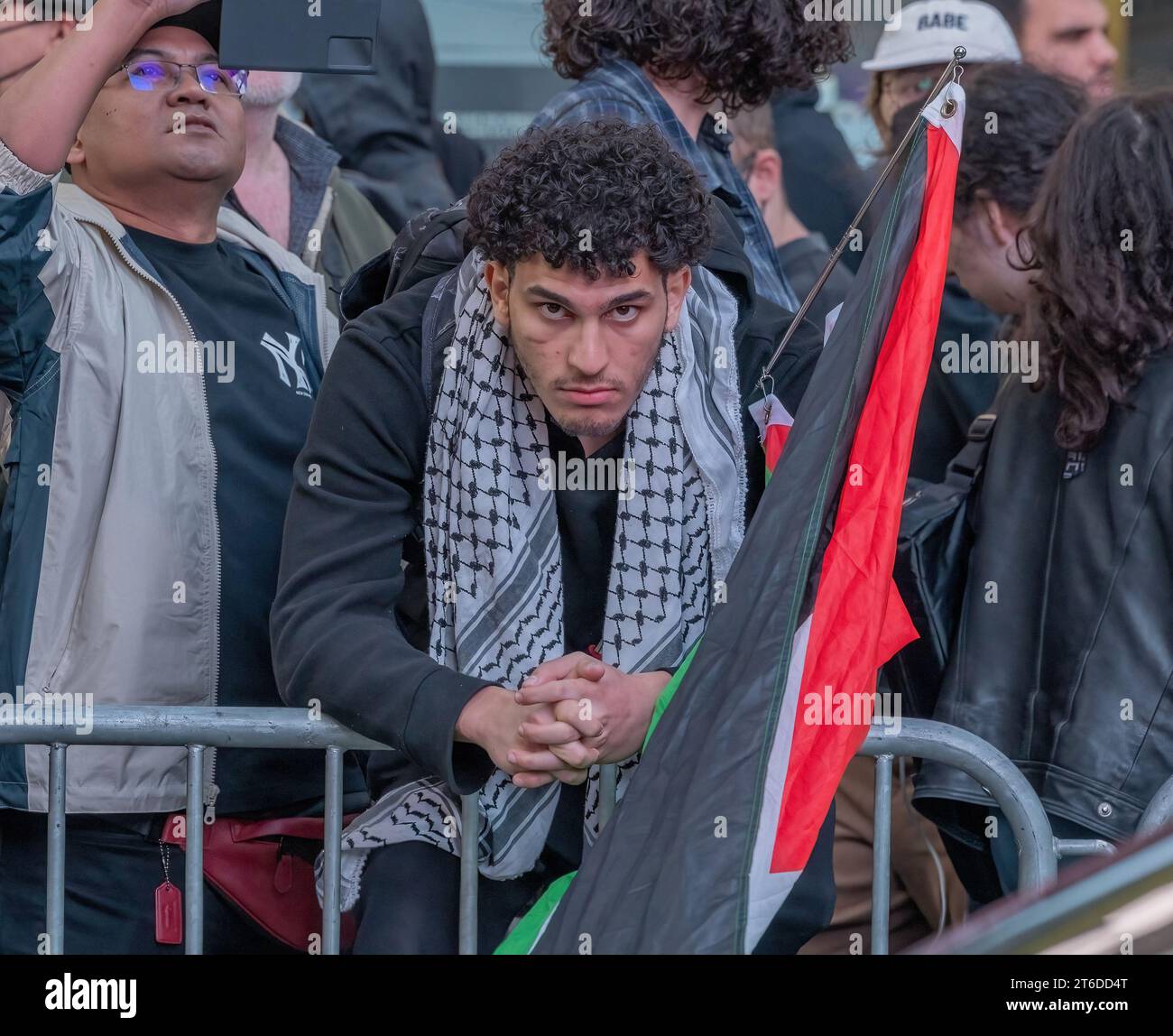NEW YORK, N.Y. – 13 ottobre 2023: Un manifestante pro-palestinese viene visto durante una protesta a Manhattan. Foto Stock