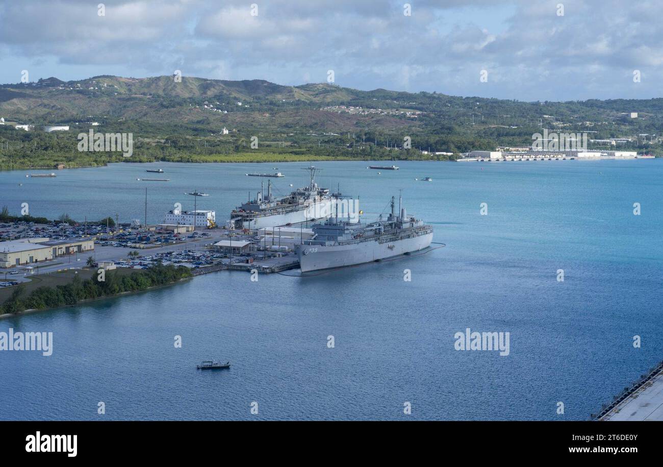 La USS Emory S. Land (AS-39) e la USS Frank Cable (AS-40) ormeggiarono ad Apra Harbor, Guam, il 15 marzo 2018 Foto Stock