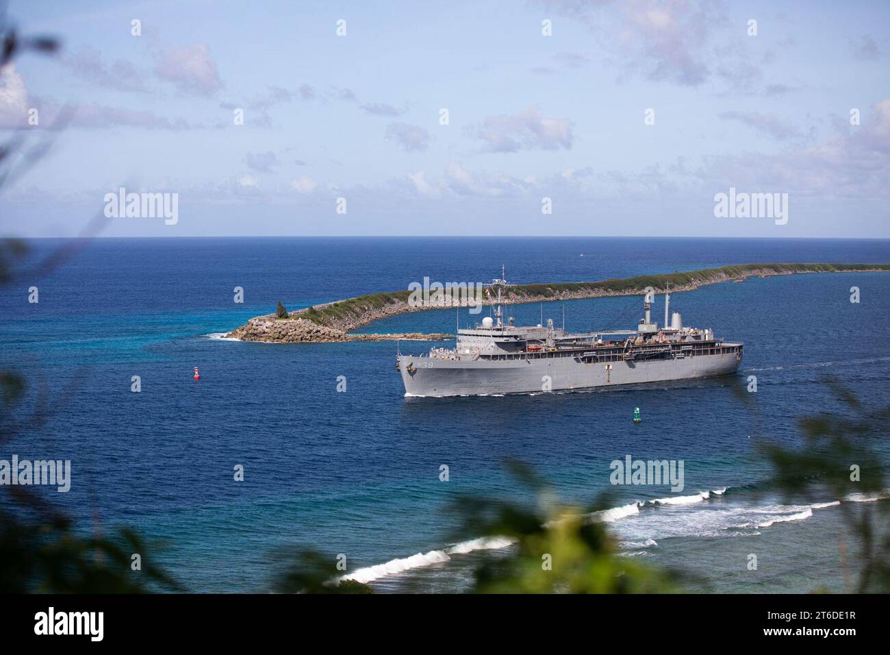 La USS Emory S. Land (AS-39) parte da Apra Harbor, Guam (USA), il 25 gennaio 2023 (230125 Foto Stock