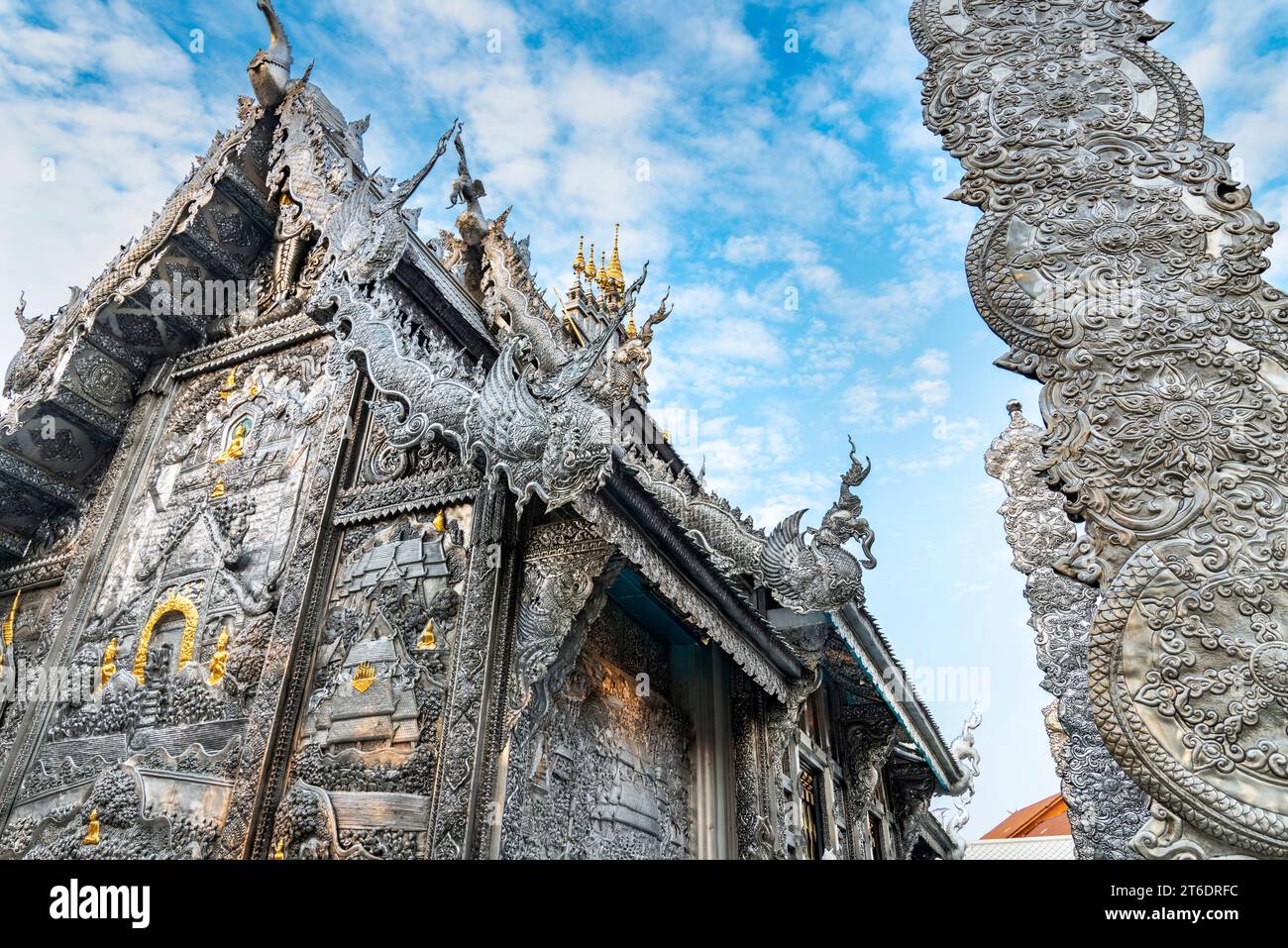 Uno dei templi più belli di Chiang mai. Tempio unico rivestito in argento, all'interno e all'esterno, intricatamente, tradizionalmente fatto a mano e modellato con abilità Foto Stock