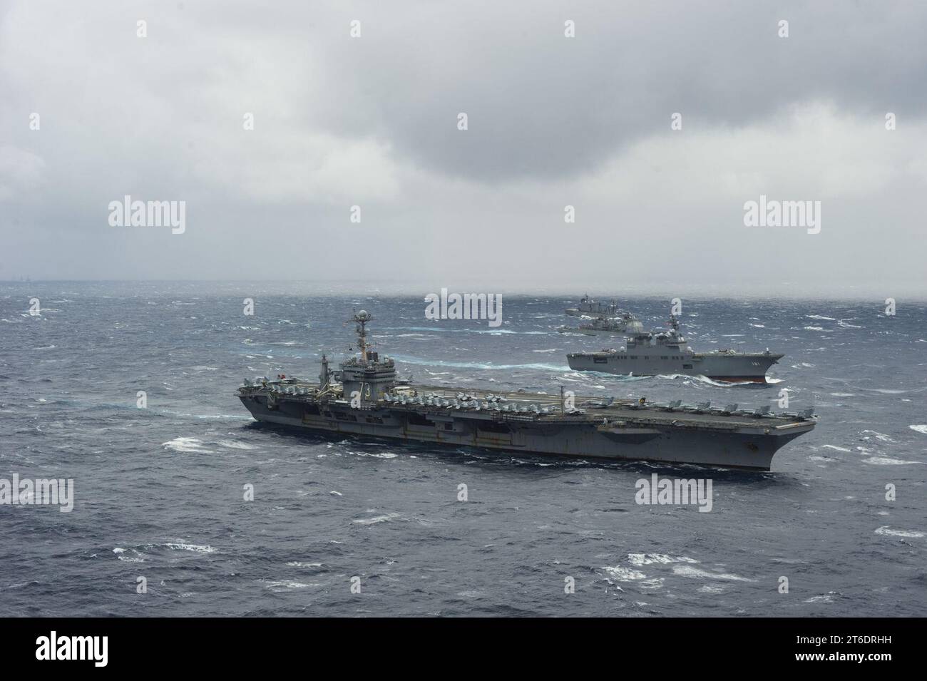 USS George Washington (CVN-73) e JS Hyuga (DDH-181) in corso nel 2013 Foto Stock