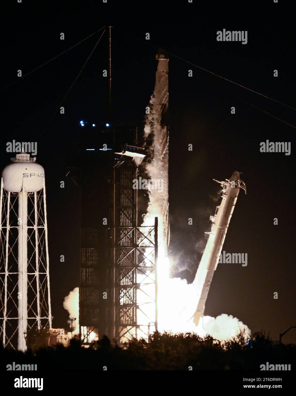 Un razzo SpaceX Falcon 9 lancia la sua navicella spaziale Cargo Dragon nella missione CRS 29 della NASA alla stazione spaziale Internazionale alle 20:28 PM dal Launch Complex 39A al Kennedy Space Center, Florida, giovedì 9 novembre 2023. Foto di Joe Marino/UPI Credit: UPI/Alamy Live News Foto Stock