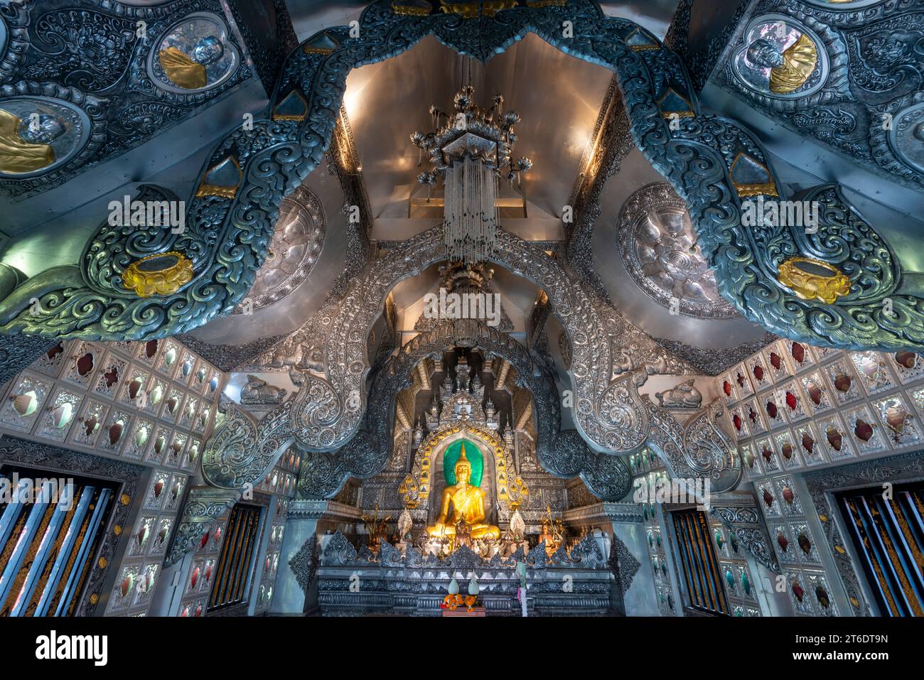 Uno dei templi più belli di Chiang mai. Tempio unico rivestito in argento, all'interno e all'esterno, intricatamente, tradizionalmente fatto a mano e modellato con abilità Foto Stock