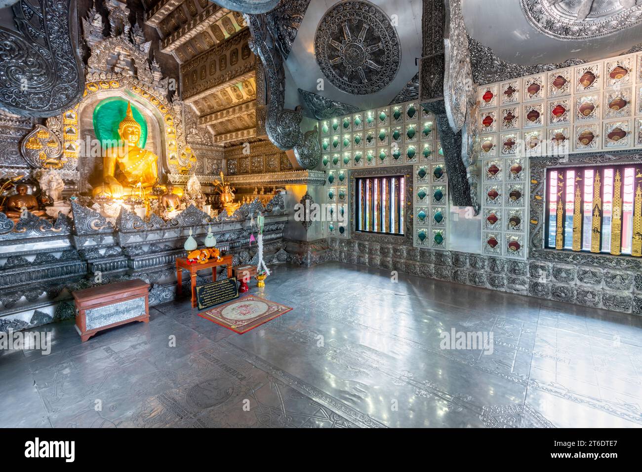Uno dei templi più belli di Chiang mai. Tempio unico rivestito in argento, all'interno e all'esterno, intricatamente, tradizionalmente fatto a mano e modellato con abilità Foto Stock