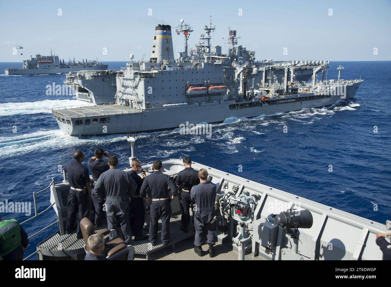 La USS Germantown (LSD 42) effettua un rifornimento in mare. (29296057862) Foto Stock