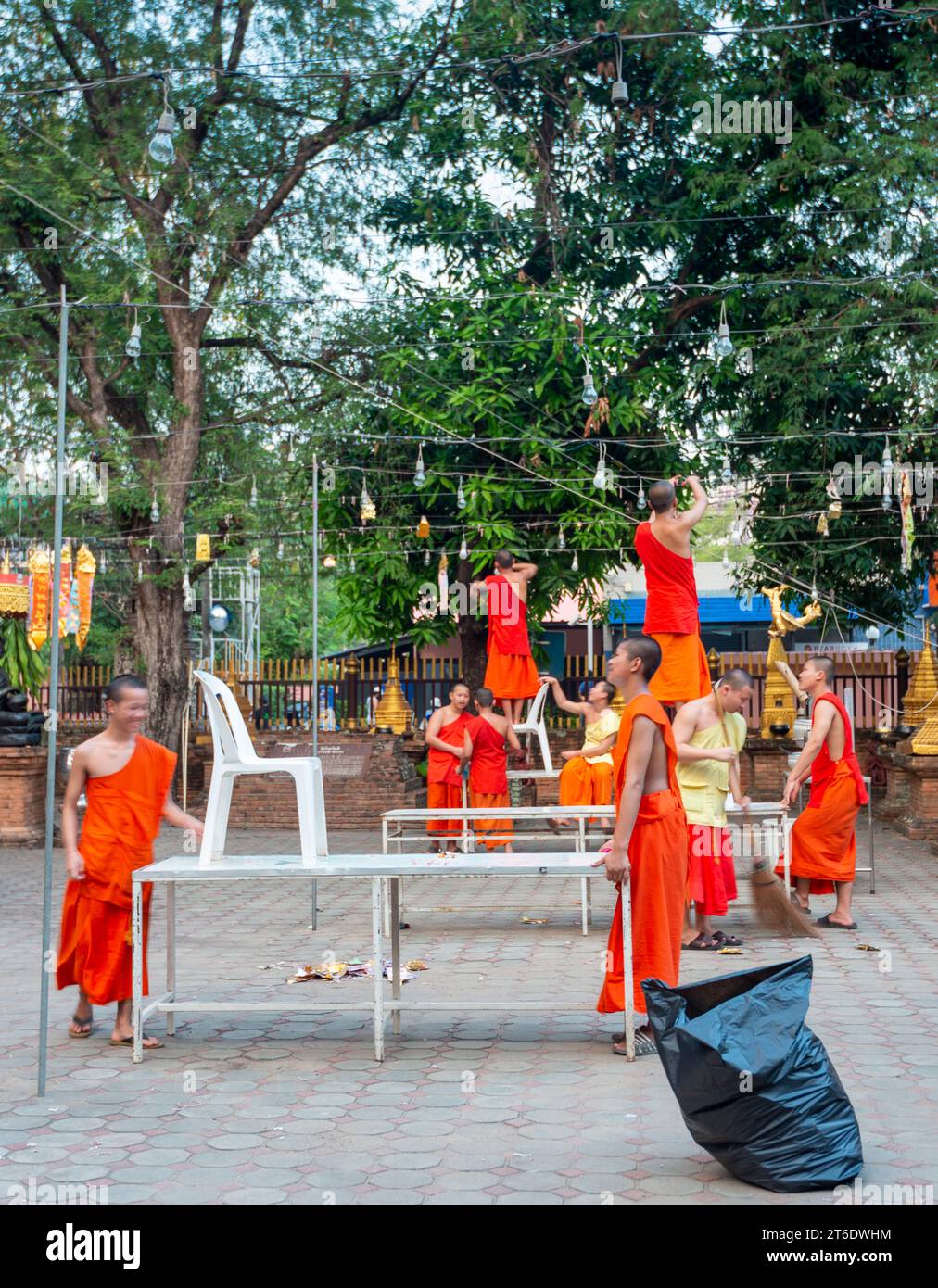 Chiang mai, Thailandia - 17 marzo 2023: Dietro il Wat Lok moli, tempio buddista scolpito nel legno di Lanna, all'avvicinarsi del tramonto, i monaci principianti preparano i preparativi, per il Foto Stock