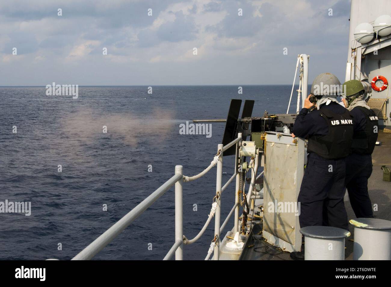 USS Germantown sparare per la qualificazione alle armi servite dall'equipaggio 141024 Foto Stock