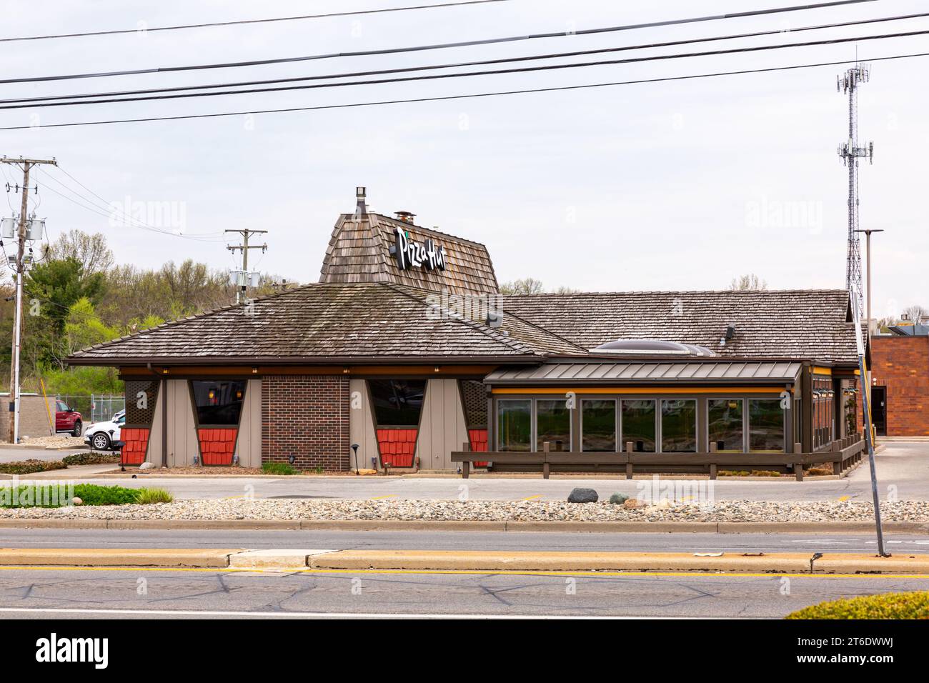 L'edificio del ristorante Pizza Hut presso il centro commerciale Northwood Plaza a Fort Wayne, Indiana, USA. Foto Stock