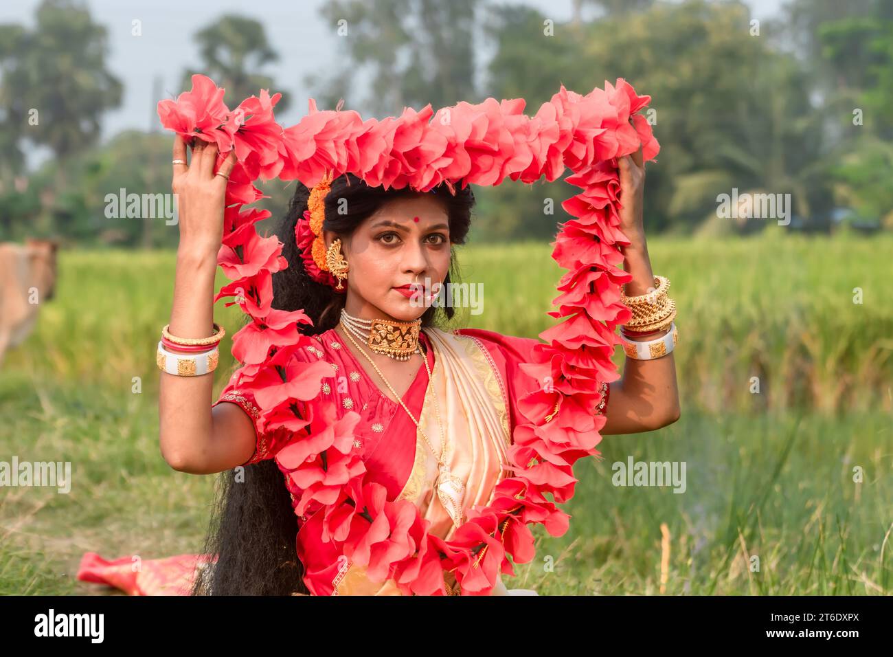 Servizio fotografico kali Puja Look basato sul Festival con aspetto etnico.come Un volto di donna sposata indù.Navratri felice, cultura indiana. Foto Stock