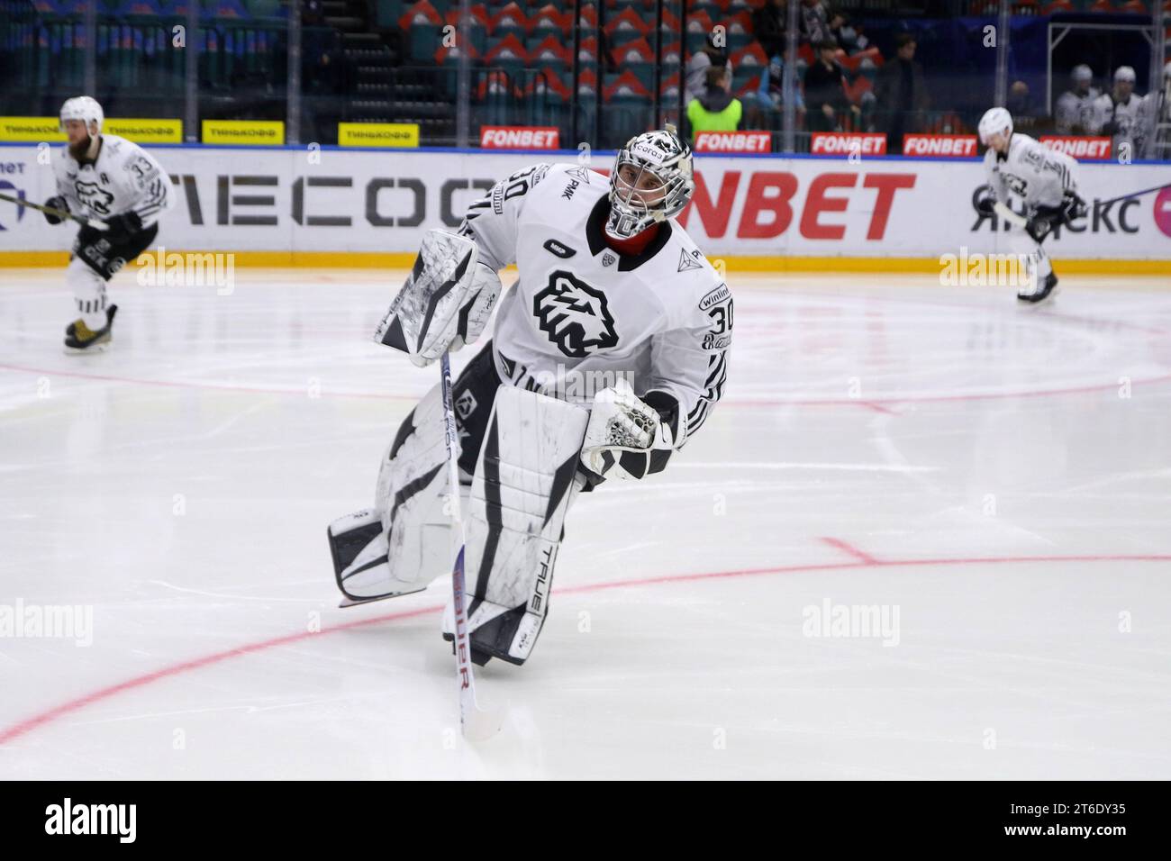 San Pietroburgo, Russia. 9 novembre 2023. Giocatore del TRAKTOR Hockey Club, Zachary Fucale (30) visto in azione durante la Kontinental Hockey League, stagione regolare KHL 2023 - 2024 tra SKA Saint Petersburg e Traktor Chelyabinsk al Ice Sports Palace. (Punteggio finale; SKA Saint Petersburg 4:3 Traktor Chelyabinsk) credito: SOPA Images Limited/Alamy Live News Foto Stock