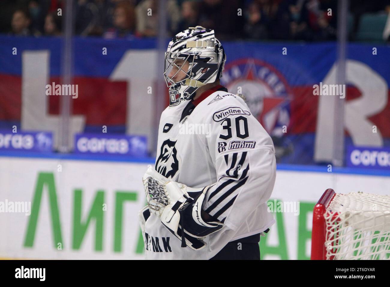 San Pietroburgo, Russia. 9 novembre 2023. Giocatore del TRAKTOR Hockey Club, Zachary Fucale (30) visto in azione durante la Kontinental Hockey League, stagione regolare KHL 2023 - 2024 tra SKA Saint Petersburg e Traktor Chelyabinsk al Ice Sports Palace. (Punteggio finale; SKA Saint Petersburg 4:3 Traktor Chelyabinsk) credito: SOPA Images Limited/Alamy Live News Foto Stock