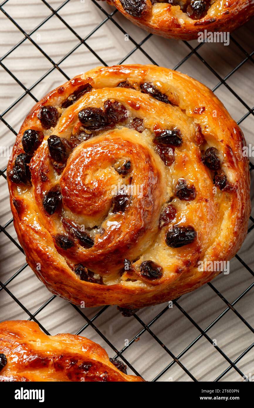 Il Pain aux uvetta, chiamato anche escargot o Pain russe, è una pasta a spirale spesso mangiata per colazione in Francia. I suoi nomi si traducono come pane all'uva passa, sna Foto Stock