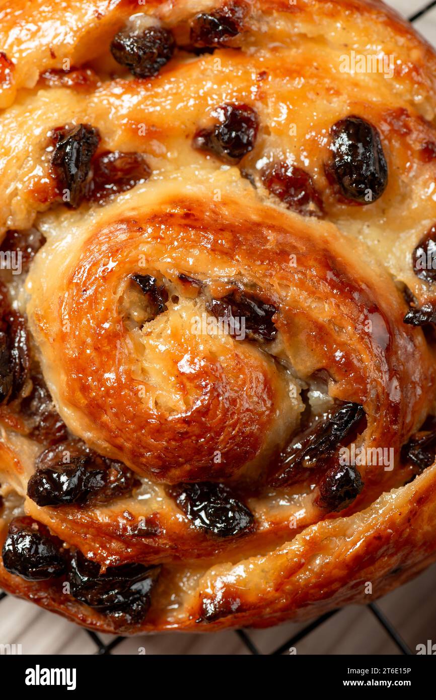 Il Pain aux uvetta, chiamato anche escargot o Pain russe, è una pasta a spirale spesso mangiata per colazione in Francia. I suoi nomi si traducono come pane all'uva passa, sna Foto Stock