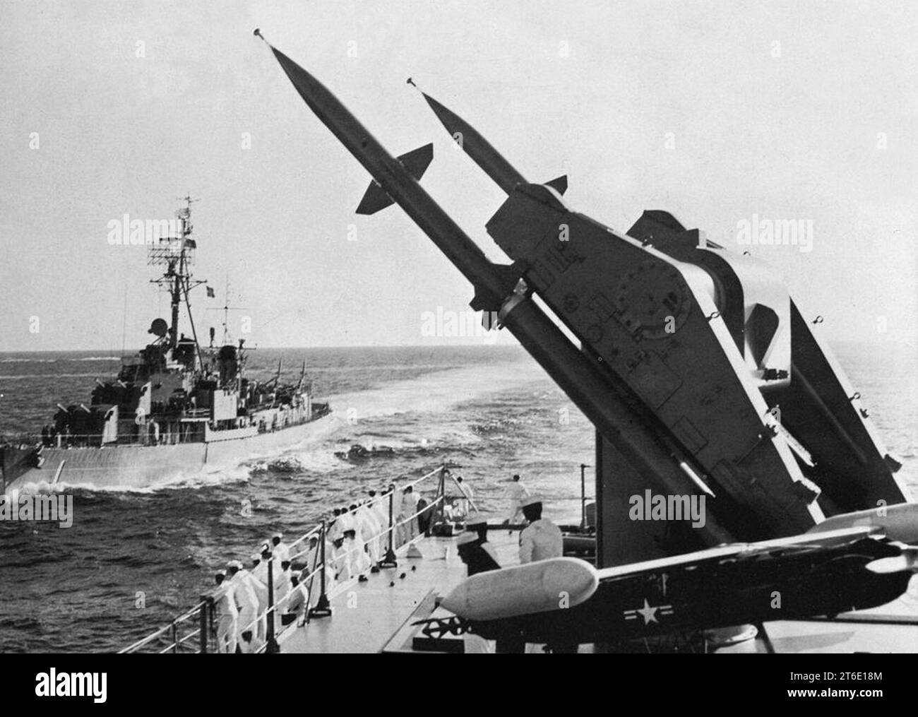 La USS Gyatt (DDG-1) viene affiancata dalla USS Boston (CAG-1), nel 1960 Foto Stock