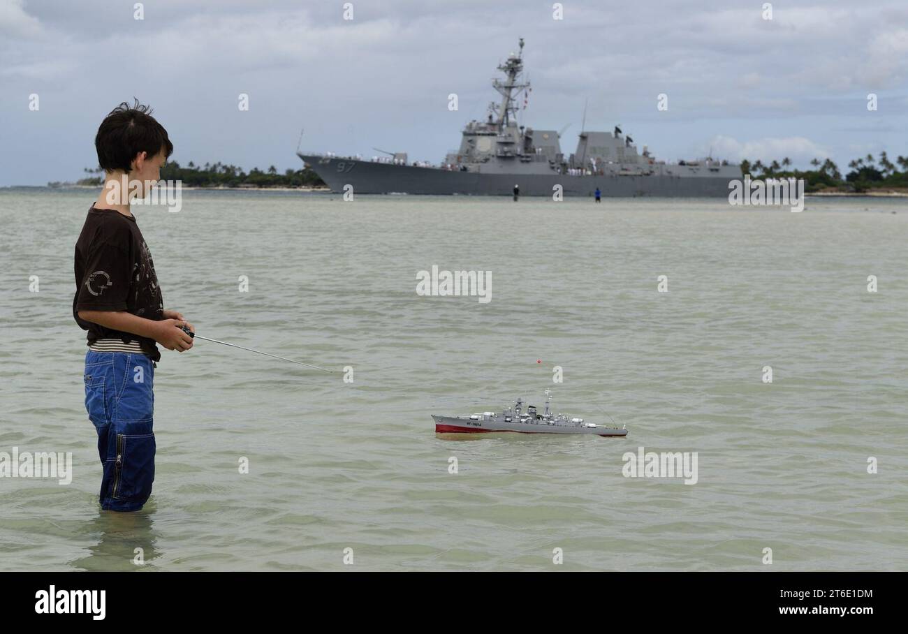 La USS Halsey lascia Pearl Harbor per un dispiegamento. Foto Stock