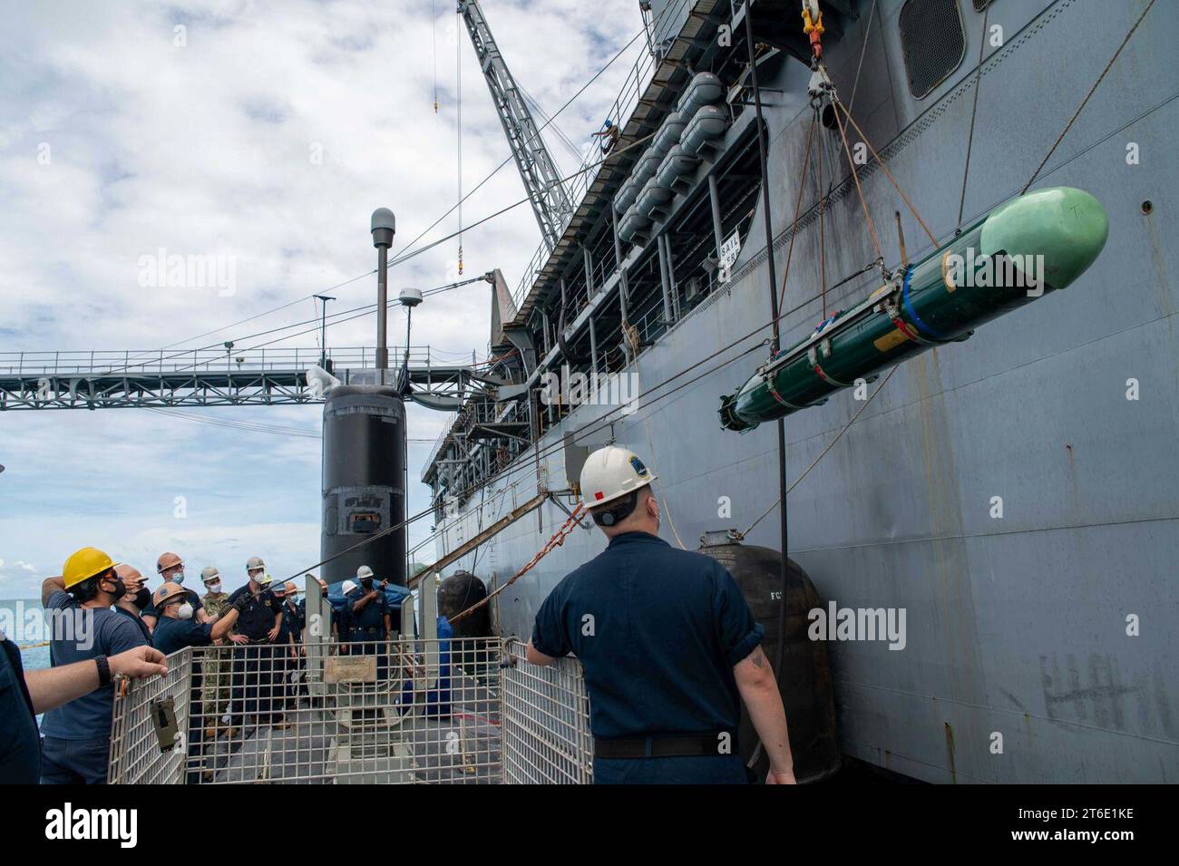 USS Hampton (SSN 767) e USS Frank Cable (AS 40) conducono un'esercitazione di movimentazione delle armi a Saipan. (51649703073) Foto Stock