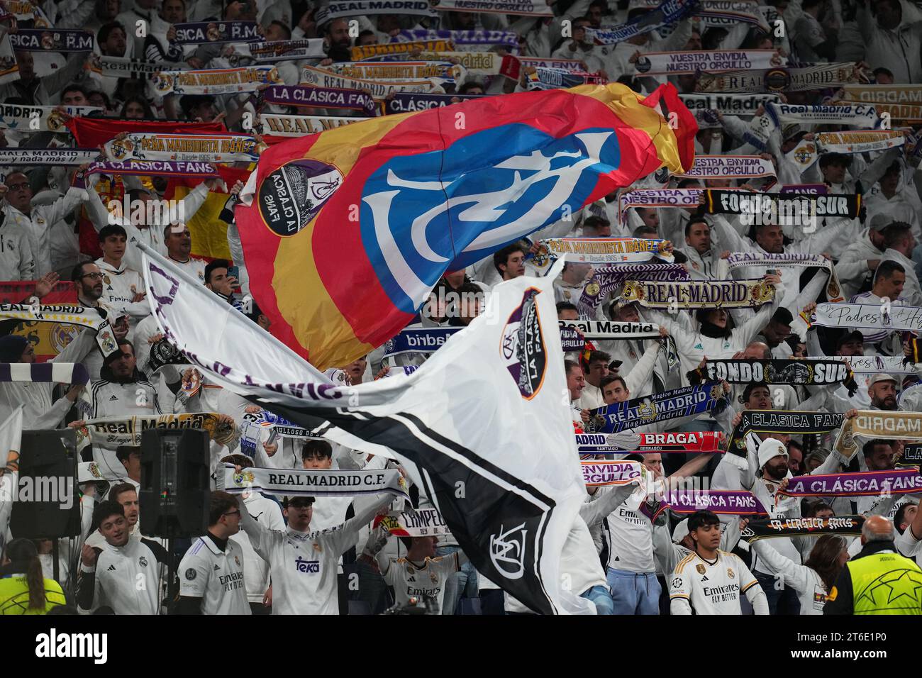 Madrid, Spagna. 8 novembre 2023. I tifosi del Real Madrid sulle tribune con una grande bandiera durante la partita di UEFA Champions League, gruppo C, tra il Real Madrid e lo Sporting Clube de Braga hanno giocato allo stadio Santiago Bernabeu l'8 novembre 2023 a Madrid, in Spagna. (Foto di Bagu Blanco/PRESSINPHOTO) crediti: PRESSINPHOTO SPORTS AGENCY/Alamy Live News Foto Stock