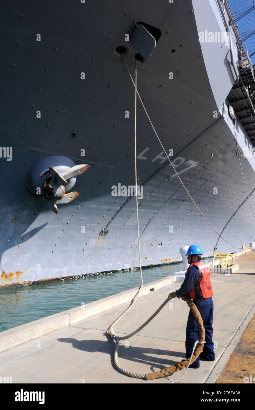 La USS Iwo Jima parte dalla stazione navale di Guantanamo Bay Foto Stock