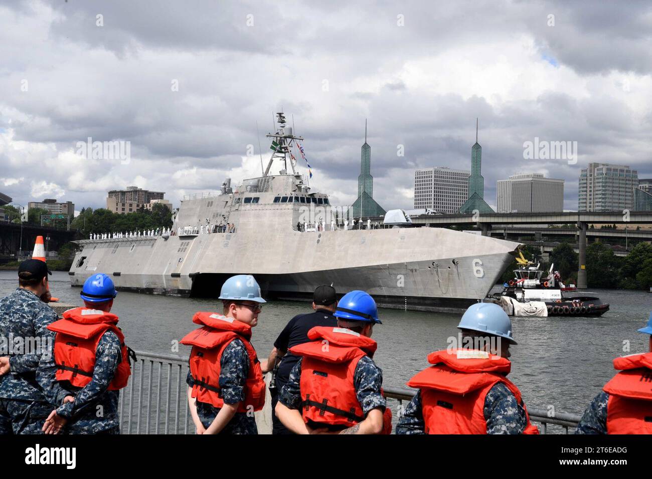 La USS Jackson arriva a Portland per la Rose Festival Fleet Week. (34388102593) Foto Stock