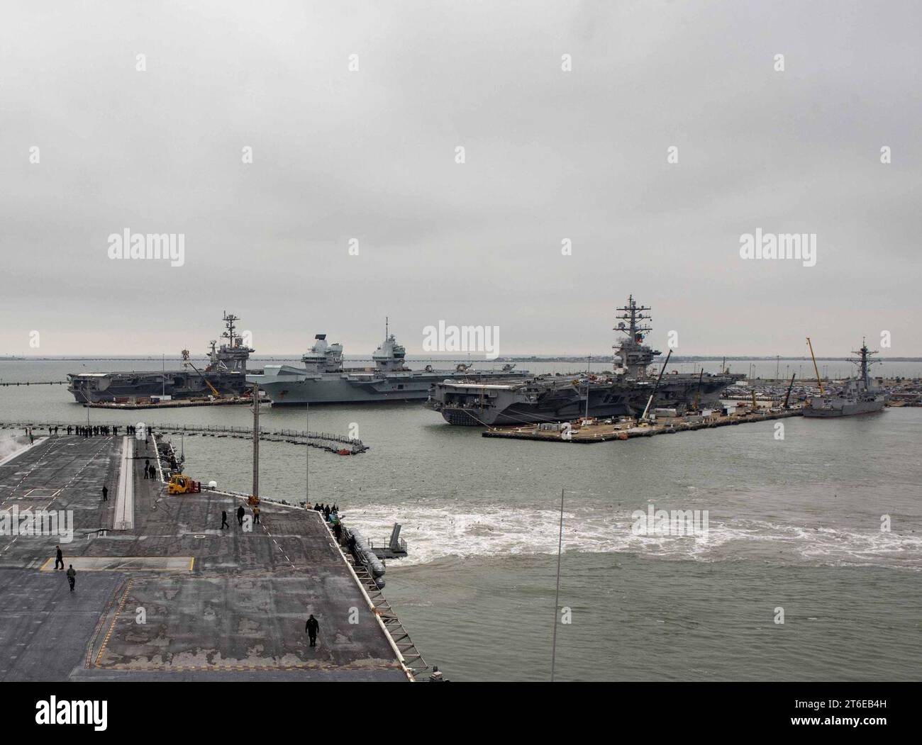 USS John C. Stennis (CVN-74), HMS Queen Elizabeth (R08) e USS Dwight D. Eisenhower (CVN-69) presso la Naval Station Norfolk, Virginia (USA), il 18 novembre 2019 Foto Stock