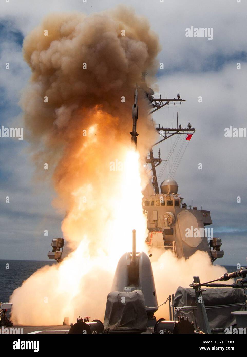 La USS John Paul Jones (DDG-53) lancia RIM-174 nel giugno 2014 Foto Stock