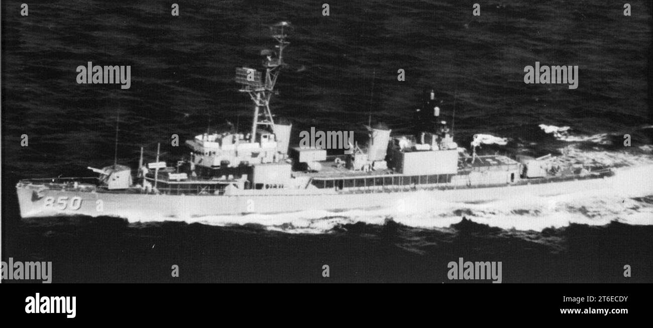 USS Joseph P. Kennedy (DD-850) in corso nel Mar Mediterraneo 1970 Foto Stock