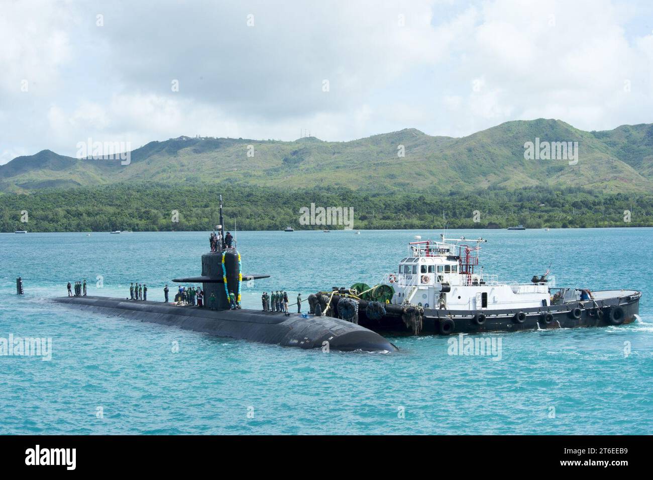 La USS Key West (SSN 722) ritorna al suo porto natale di Guam. (39040080432) Foto Stock