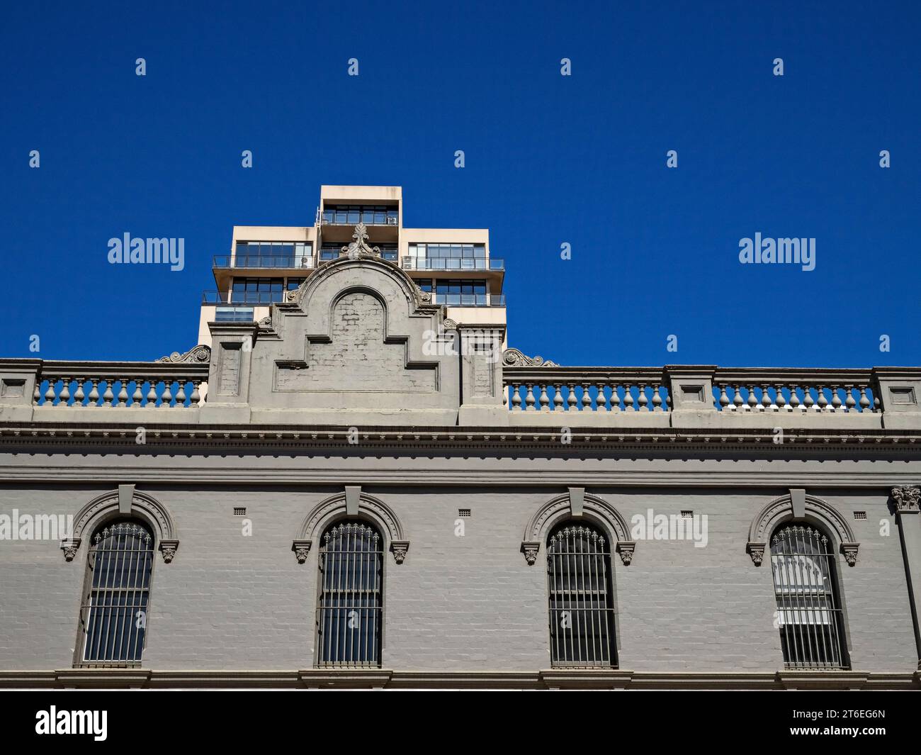 Melbourne Australia / i dettagli della facciata del periodo Vittoriano piu' vecchio contrasta con l'architettura moderna e alta degli appartamenti in Puckle Street, Moonee Ponds. Foto Stock