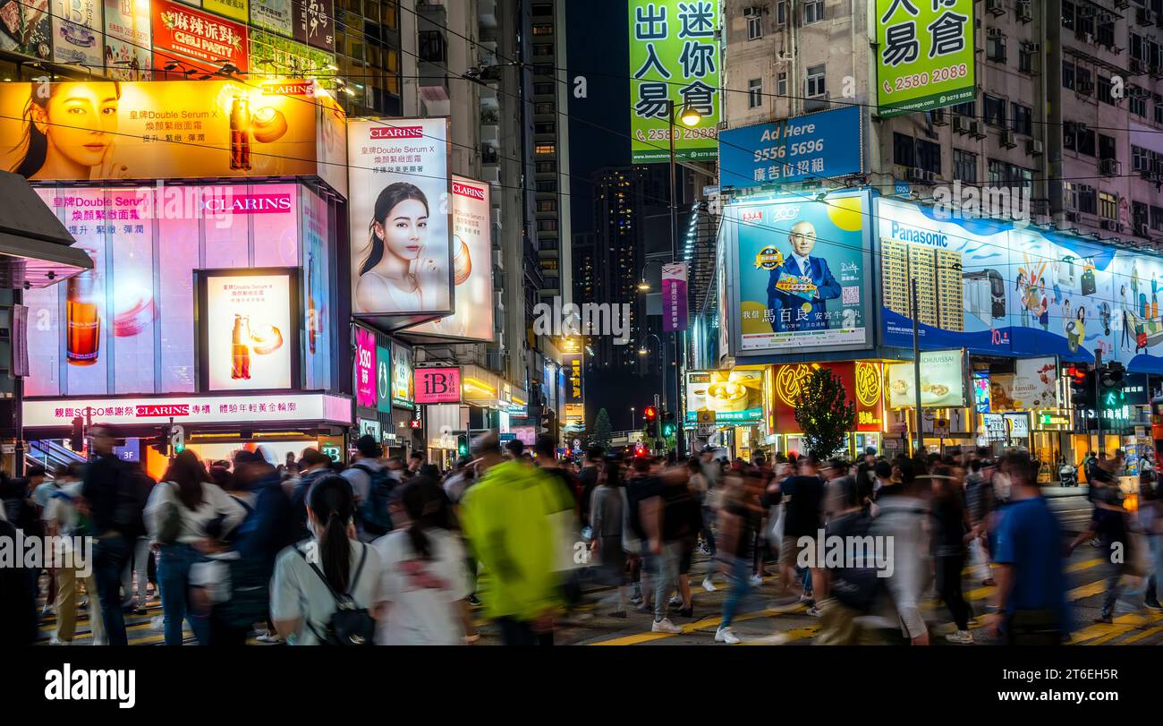 Ora di punta nel famoso quartiere dello shopping di Causeway Bay, Hong Kong, Cina. Foto Stock