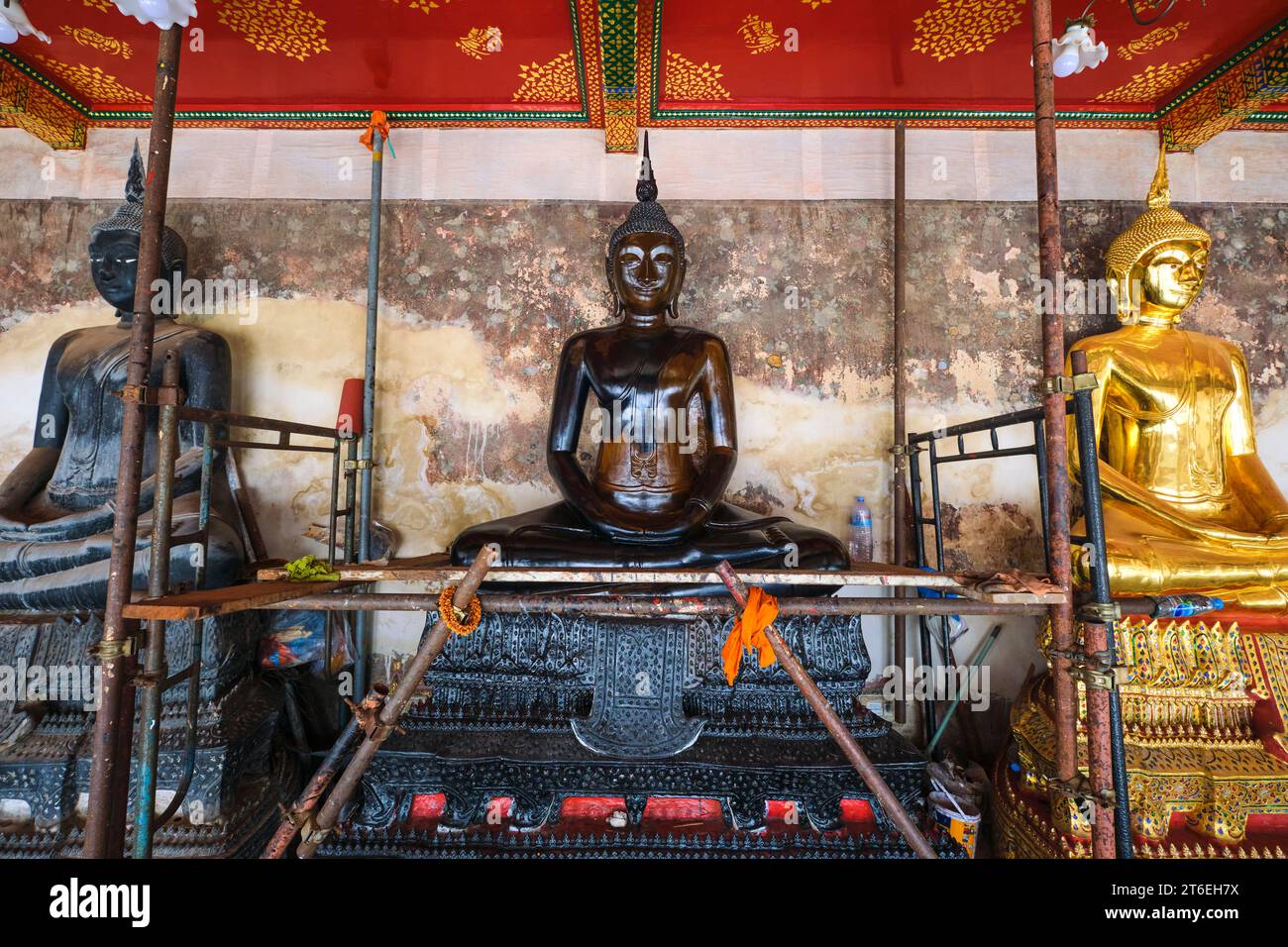Una statua di Buddha nero seduta con impalcature intorno, in fase di ristrutturazione e conservazione. Al Wat Suthat Thepwararam Ratchaworamahawihan di Bangkok, Th Foto Stock