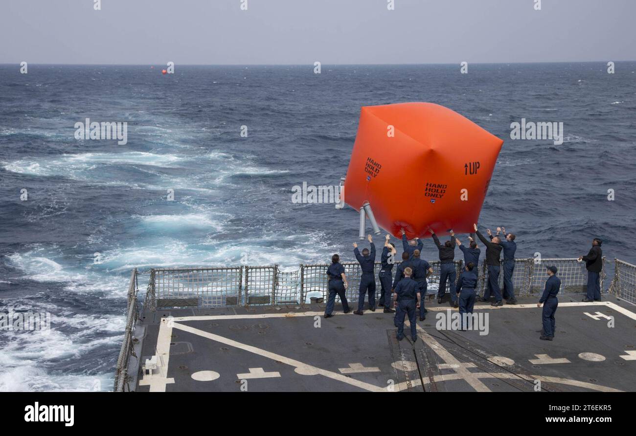 I marinai della USS Mason si preparano per l'esercizio di fuoco dal vivo 140214 Foto Stock