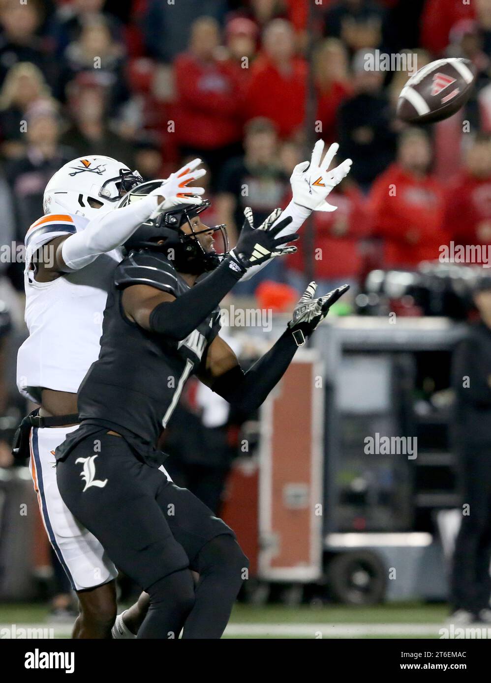 Louisville, Stati Uniti. 9 novembre 2023. Il wide receiver della University of Louisville Jamari Thrash (1) non riesce a fare la presa sotto la pressione dei Virginia Cavaliers Dre Walker (6) durante il secondo tempo di gioco al L&N Stadium giovedì 8 novembre 2023 a Louisville, Kentucky. Foto di John Sommers II/UPI Credit: UPI/Alamy Live News Foto Stock