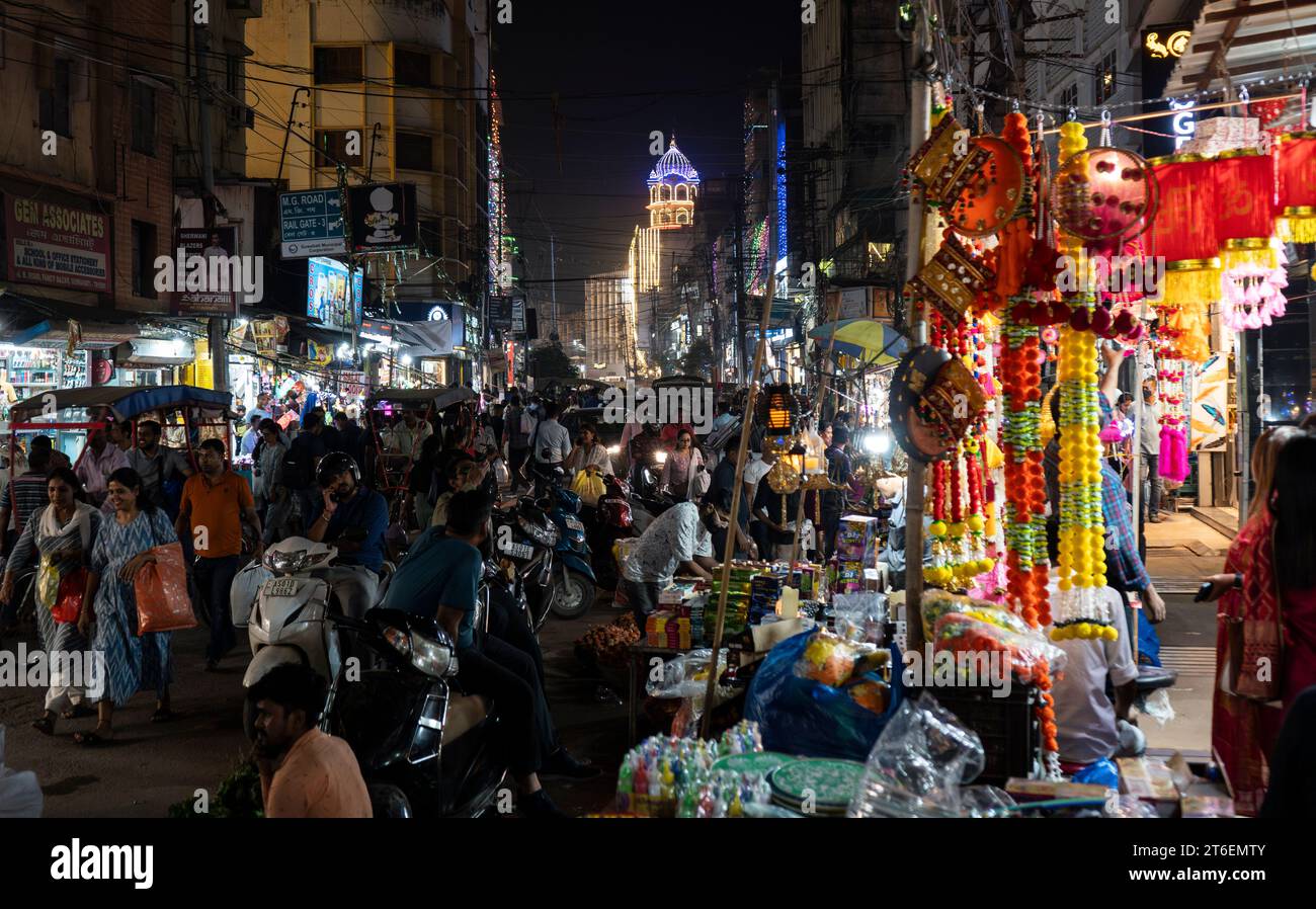 Guwahati, Assam, India giovedì 9 novembre 2023. People Shops in un mercato affollato, prima del festival Diwali, a Guwahati, Assam, India giovedì 9 novembre 2023. Credito: David Talukdar/Alamy Live News Foto Stock