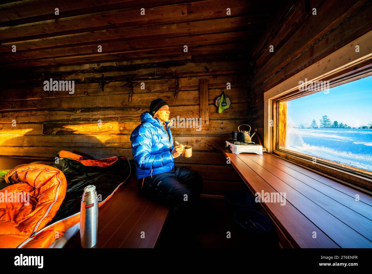 Dopo la prima colazione al Pahakuru aperto rifugio nella natura selvaggia, Muonio, Lapponia, Finlandia Foto Stock