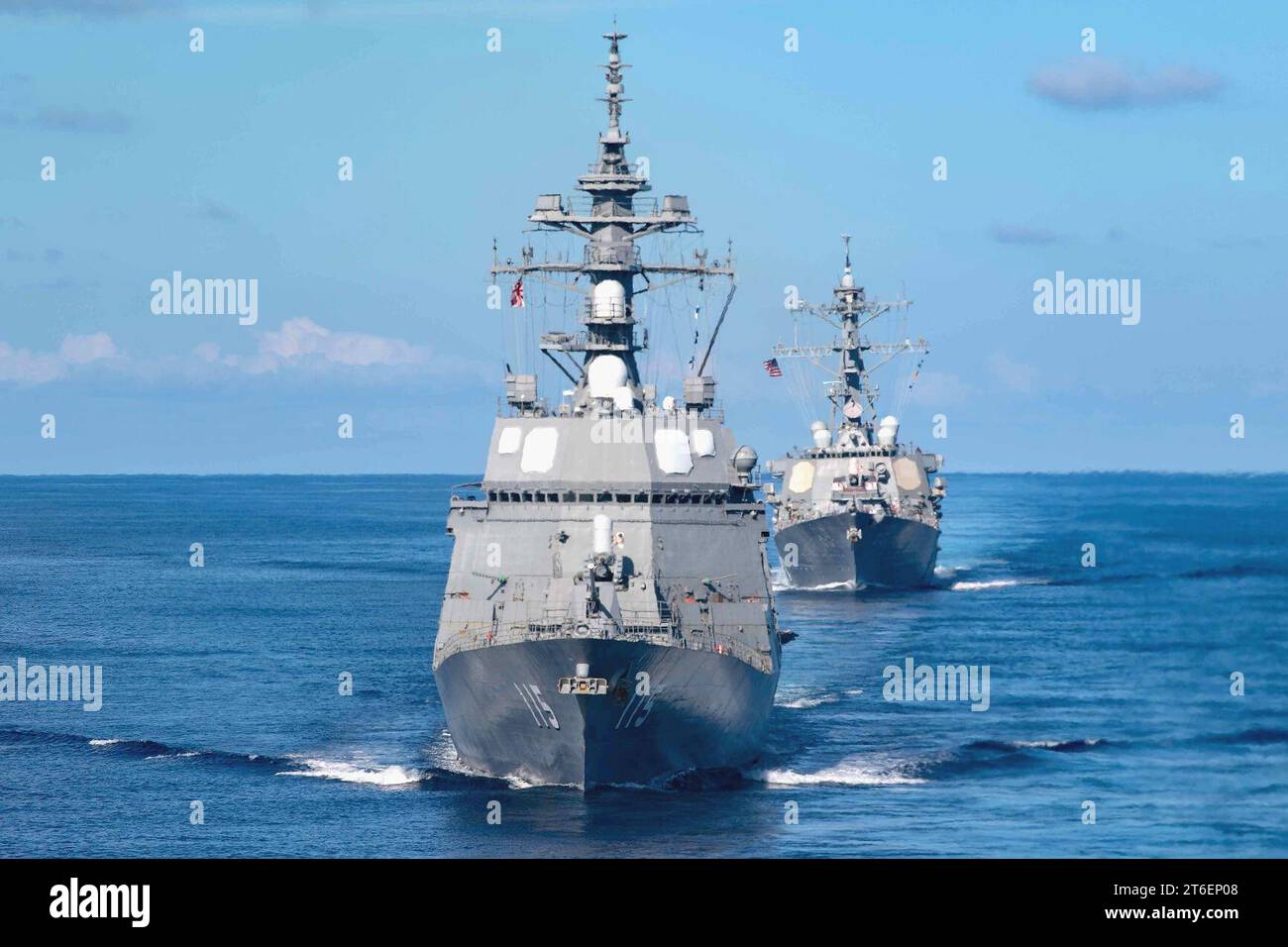 Lo USS Milius (DDG 69) e il cacciatorpediniere JMSDF JS Akizuki (DD 115) transitano nel Mar Cinese meridionale. (51631255509) Foto Stock