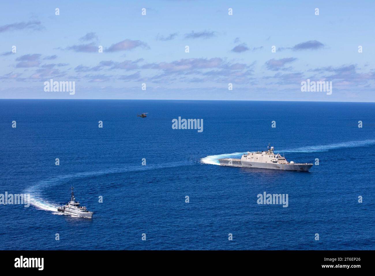 La USS Milwaukee (LCS 5) opera con la Jamaica Defence Force Coast Guard nel Mar dei Caraibi. (51875880764) Foto Stock