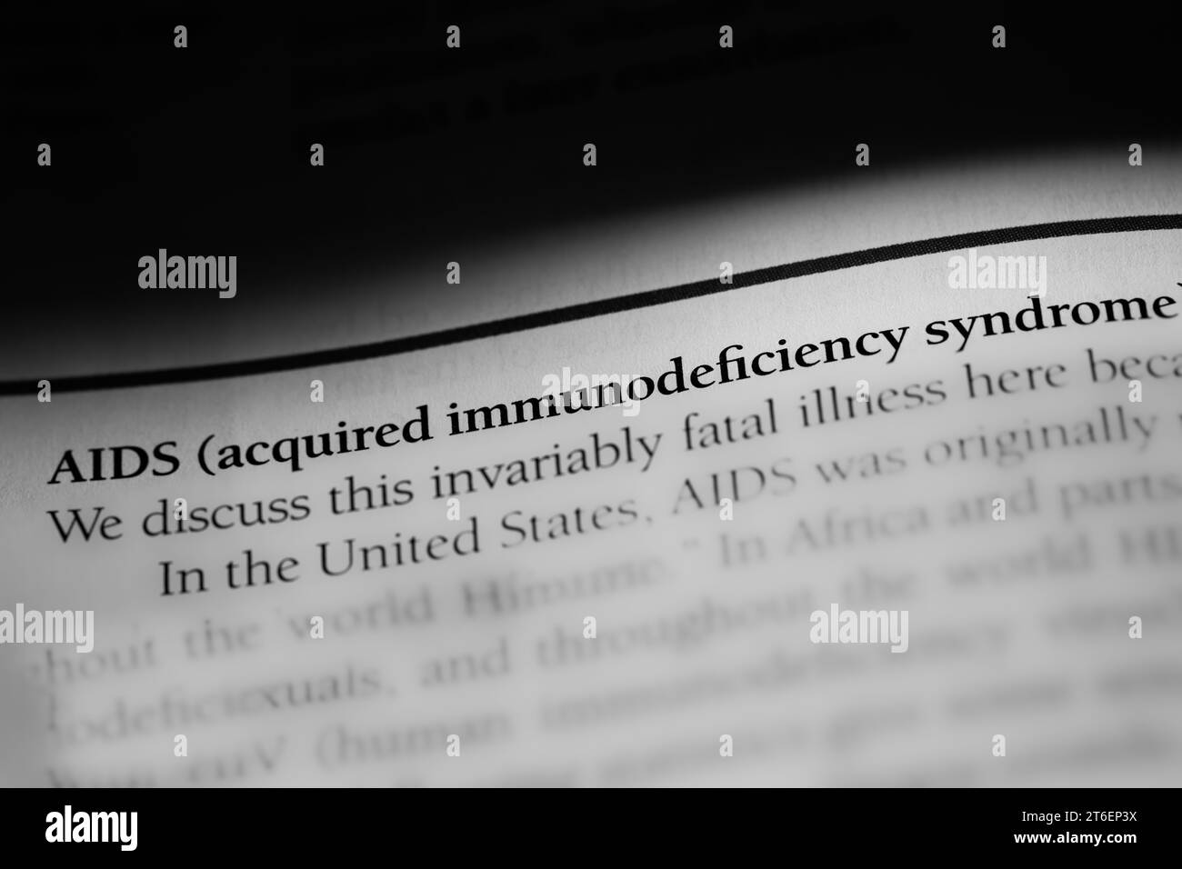 Primo piano del termine AIDS, sindrome da immunodeficienza acquisita stampato in nero su un white paper Foto Stock