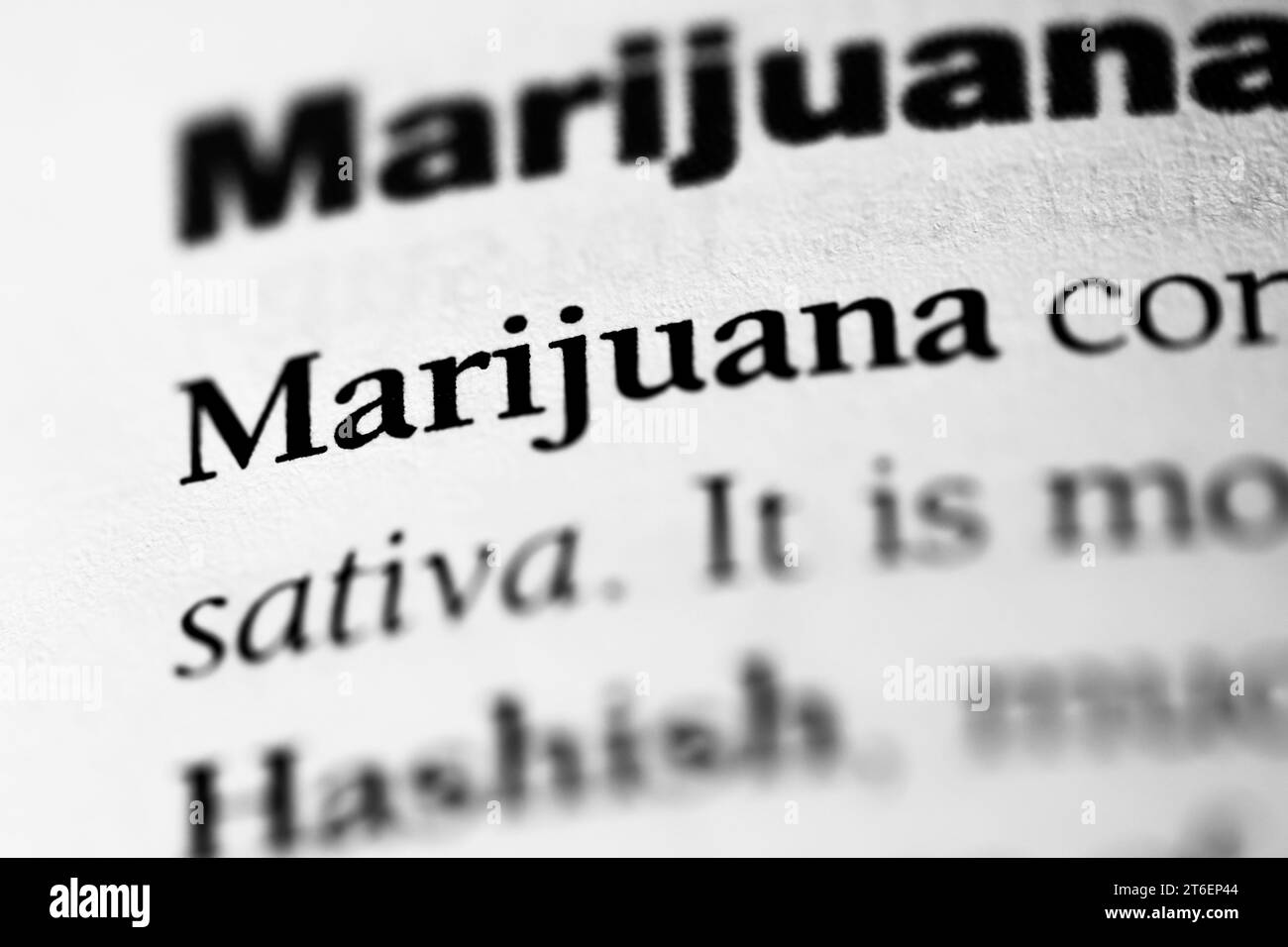 Un primo piano del termine di farmacologia medica o dipendente "marijuana" in nero su white paper Foto Stock
