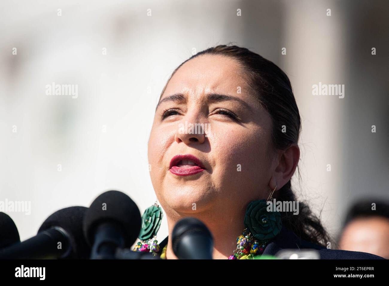 Washington, Stati Uniti. 9 novembre 2023. La rappresentante degli Stati Uniti Delia Ramirez (Democratica dell'Illinois) in una conferenza stampa guidata dal rappresentante degli Stati Uniti Cori Bush (Democratico del Missouri) in piedi con i veterani per chiedere un cessate il fuoco in Israele e in Palestina al Triangolo della camera di fronte al Campidoglio di Washington, DC, USA giovedì 9 novembre 2023. Foto di Annabelle Gordon/CNP/ABACAPRESS.COM Credit: Abaca Press/Alamy Live News Foto Stock