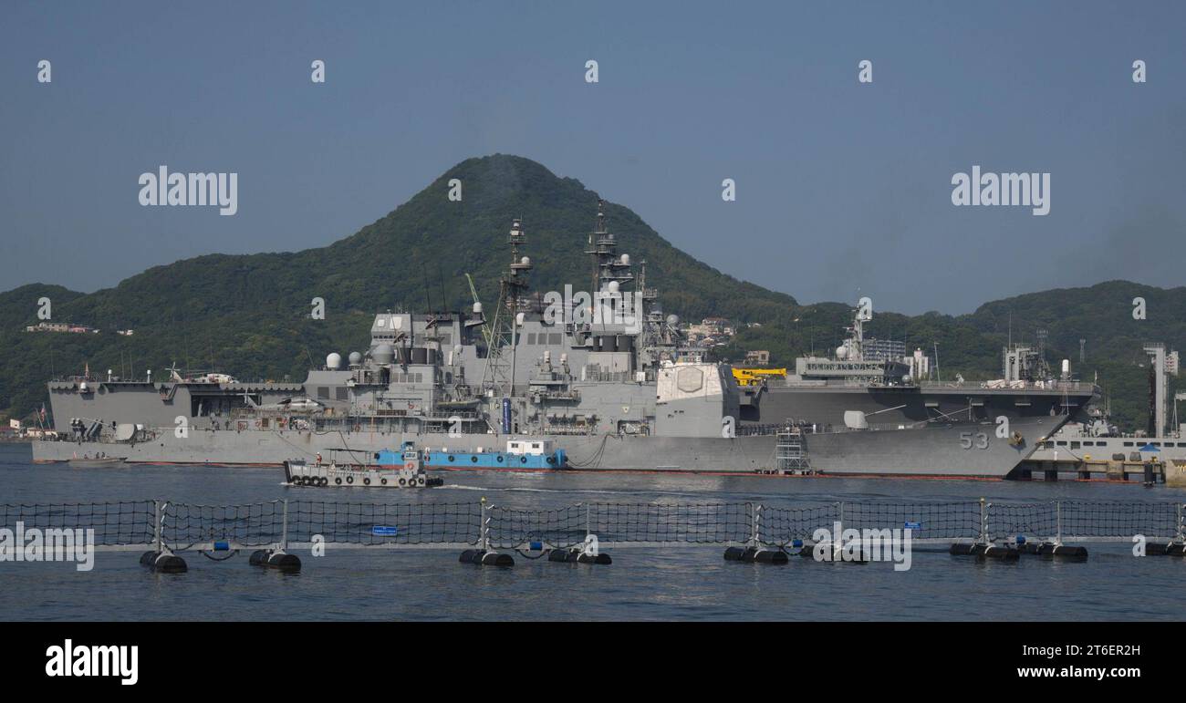 USS Mobile Bay (CG 53) e il cacciatorpediniere JS Hyuga (DDH 181) ormeggiati a Commander, U.S. Fleet Activities Sasebo Foto Stock