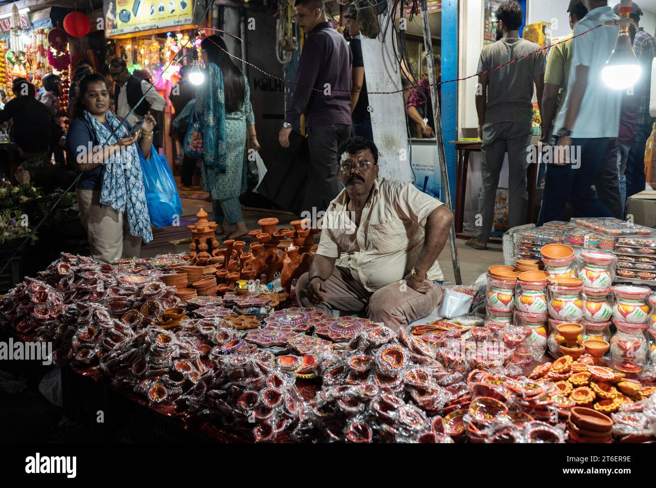 9 novembre 2023: Fornitore che vende lampade in argilla o diya in un mercato di strada, in vista del festival Diwali, a Guwahati, Assam, India giovedì 9 novembre 2023. (Immagine di credito: © David Talukdar/ZUMA Press Wire) SOLO USO EDITORIALE! Non per USO commerciale! Foto Stock