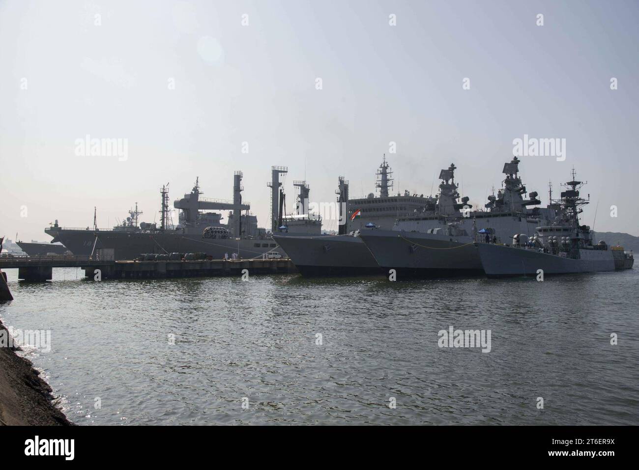 USS Mobile Bay, JS Hyuga (DDH 181), INS Shakti (A 57), INS Sahyadri (F 49) e INS Satpura (F 48) nonché INS Kirch (P 62) in porto per Malabar 2016 Foto Stock