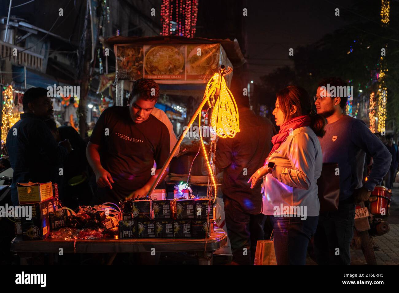 9 novembre 2023: Venditore che vende una varietà di luci colorate in un mercato di strada, in vista del festival Diwali, a Guwahati, Assam, India giovedì 9 novembre 2023. (Immagine di credito: © David Talukdar/ZUMA Press Wire) SOLO USO EDITORIALE! Non per USO commerciale! Foto Stock
