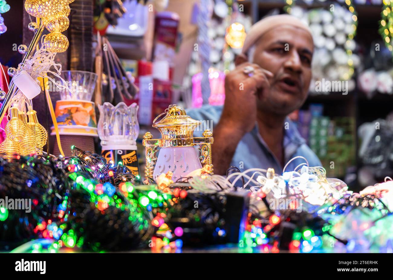 9 novembre 2023: Venditore che vende una varietà di luci colorate in un mercato di strada, in vista del festival Diwali, a Guwahati, Assam, India giovedì 9 novembre 2023. (Immagine di credito: © David Talukdar/ZUMA Press Wire) SOLO USO EDITORIALE! Non per USO commerciale! Foto Stock