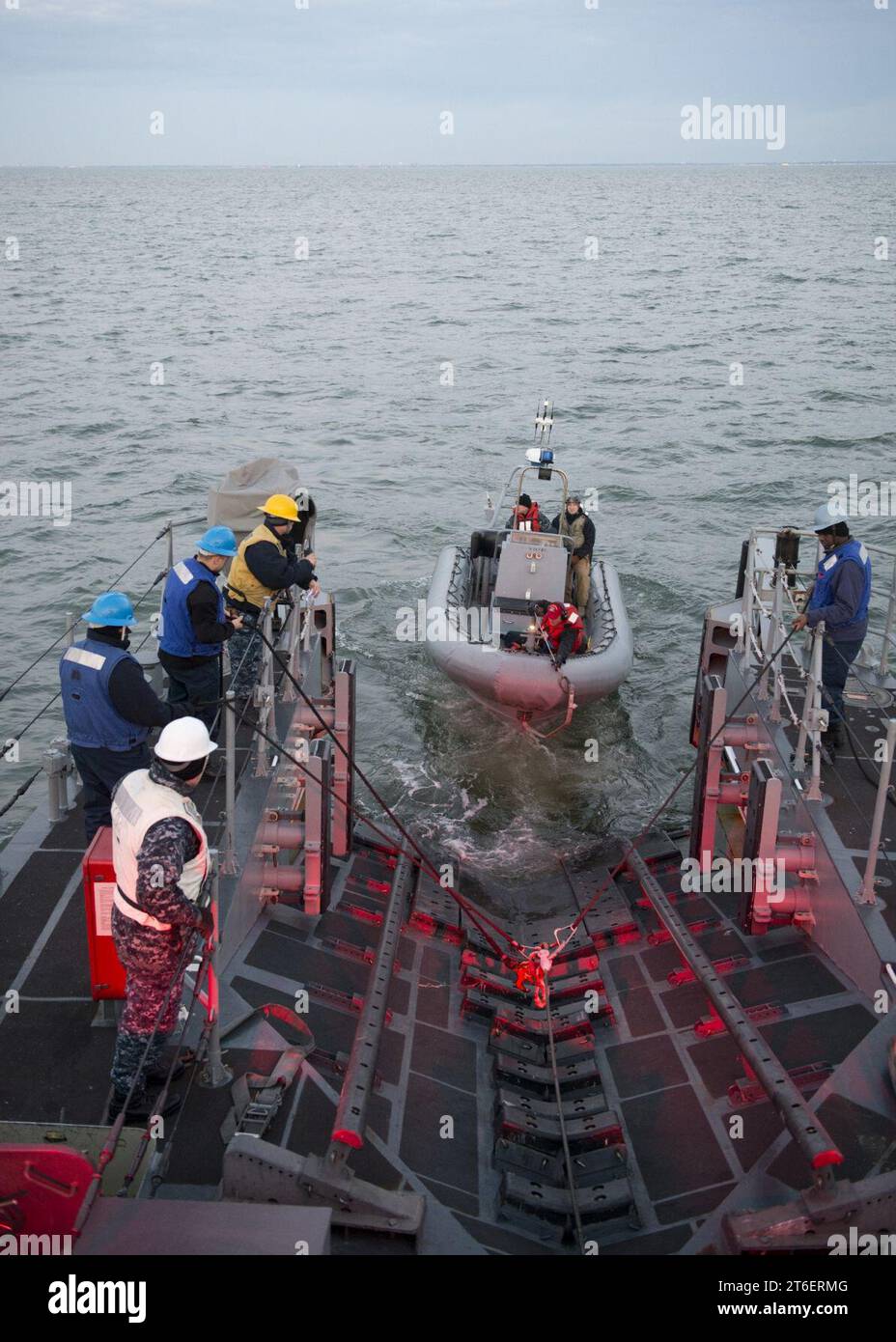 La USS Monsoon lancia un gommone a scafo rigido. Foto Stock