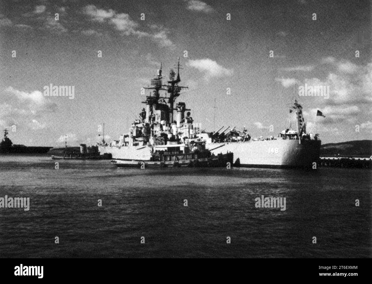 USS Newport News (CA-148) docks alla stazione navale Roosevelt strade nel 1966 Foto Stock